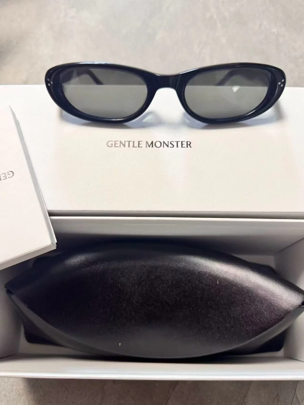 GENTLE MONSTER sleek oval
